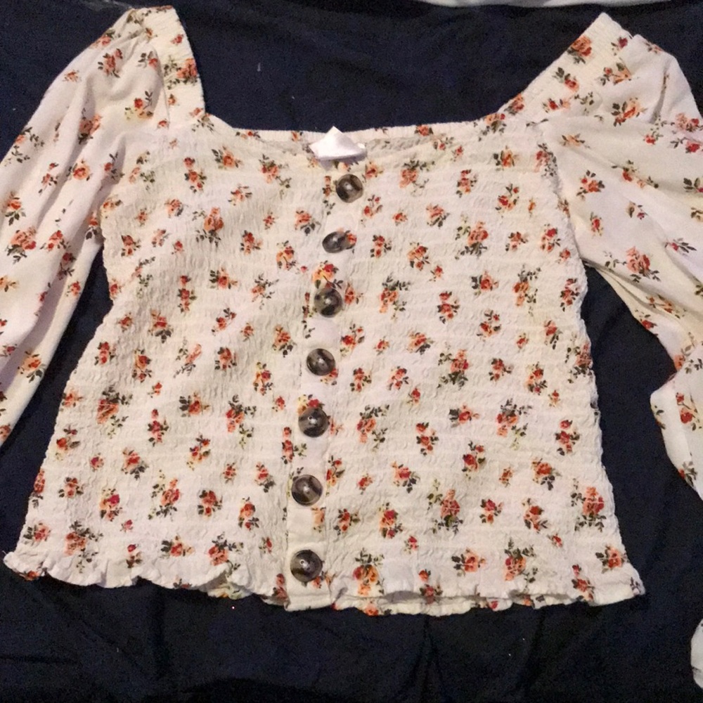 White flower pattern top!